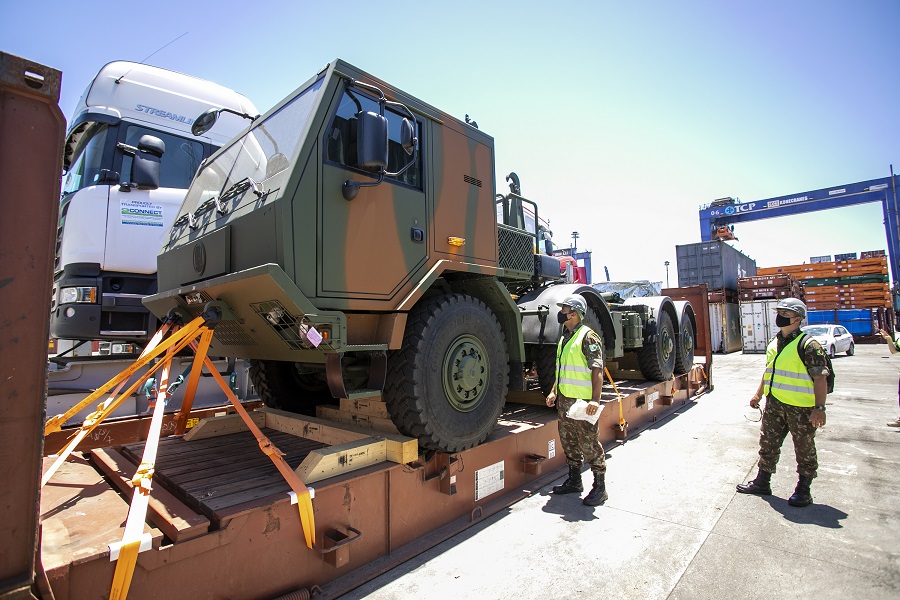 Novos veículos especiais destinados ao Exército chegam pelo Porto de Paranaguá